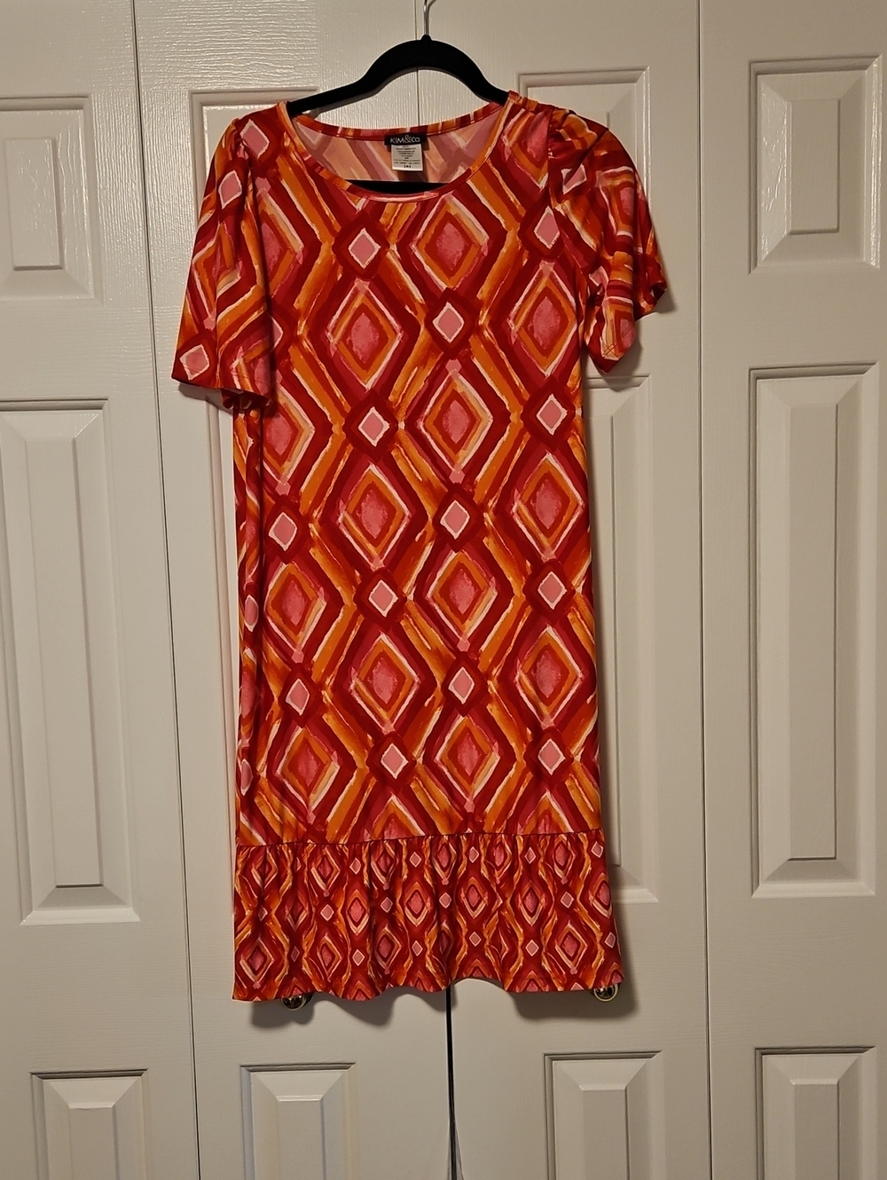 Kim&Co Coral and Pink Diamond-Print Short Sleeve Shift Dress